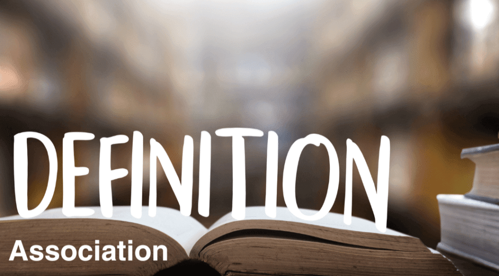 dictionnaire google Ad grants Livre ouvert avec le mot “DEFINITION” en grandes lettres blanches, dans une bibliothèque floue, symbolisant un Dico Google Ads ou un guide de référence pour les associations.