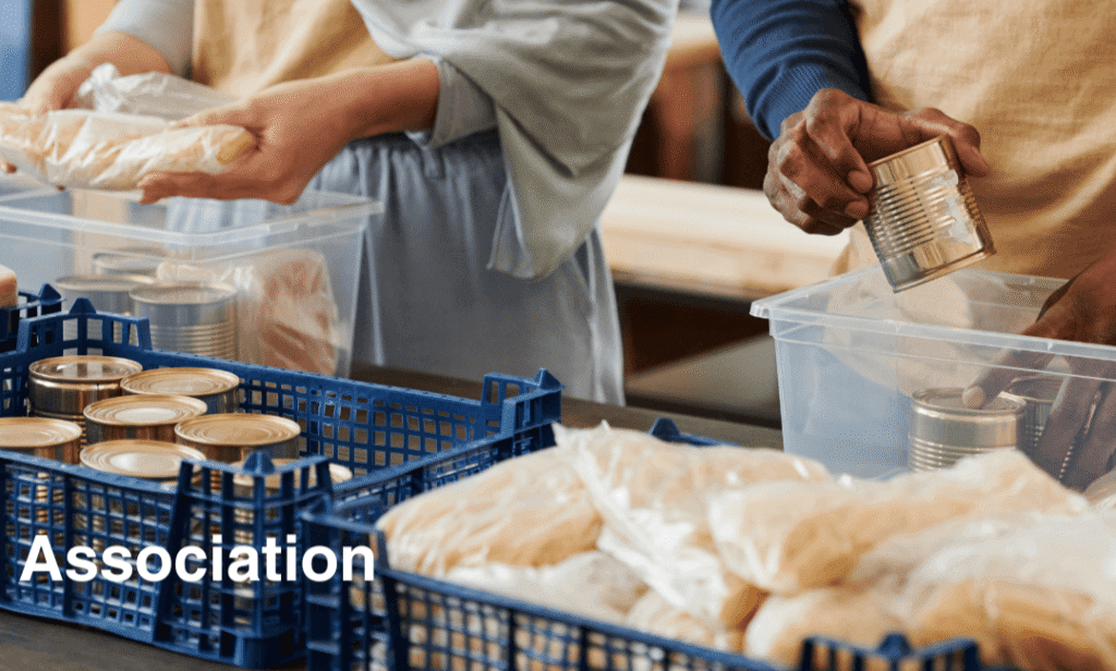 Deux bénévoles emballent des denrées alimentaires, ce qui symbolise 10 idées créatives pour recruter dans une association.