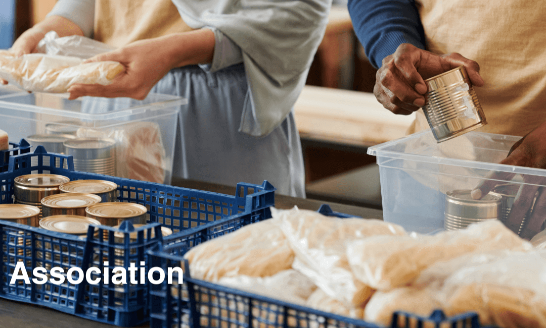 Deux bénévoles emballent des denrées alimentaires, ce qui symbolise 10 idées créatives pour recruter dans une association.
