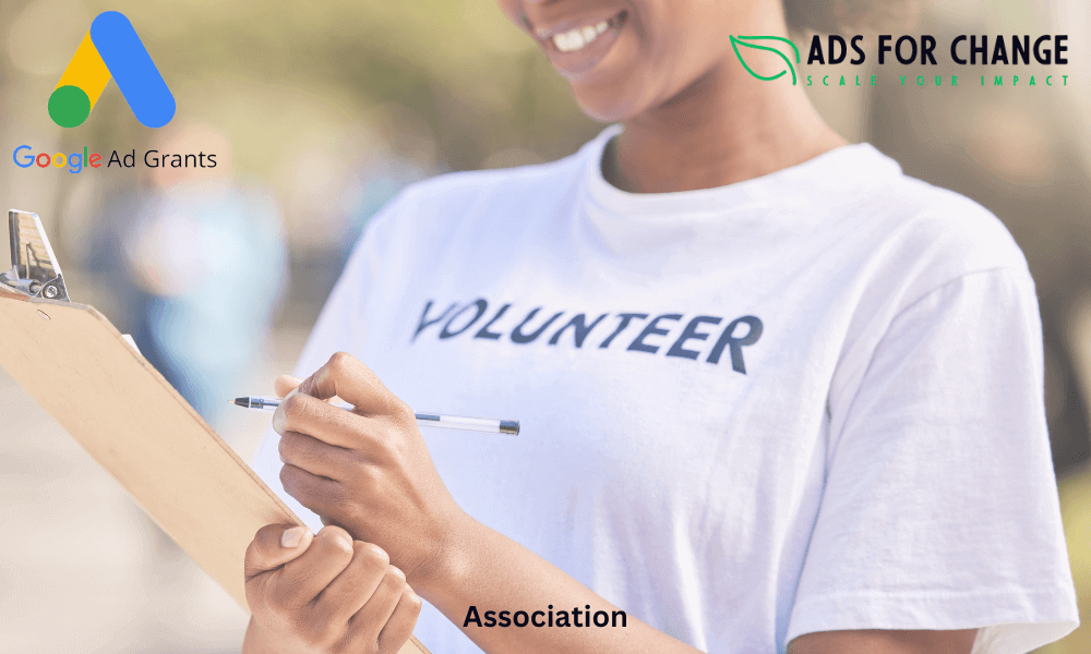 Bénévole d’une association remplissant un formulaire, illustrant le soutien de Google Ad Grants et Ads for Change pour les organisations à but non lucratif.